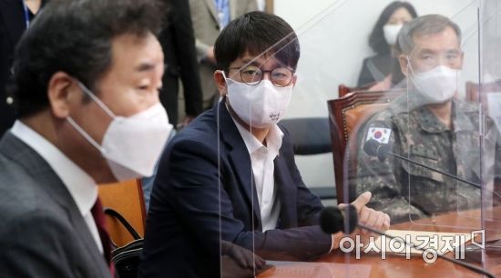 이낙연 더불어민주당 대표가 24일 국회에서 박재민 국방부 차관에게 서해 최북단 소연평도 인근 해상에서 해양수산부 어업지도선에 타고 있던 공무원이 실종된 사건과 관련한 보고를 받고 있다./윤동주 기자 doso7@