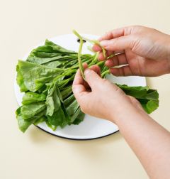 1. 아욱은 굵은 줄기는 꺾어 내고 껍질이 질긴 것은 벗겨 먹기 좋게 손으로 찢는다.