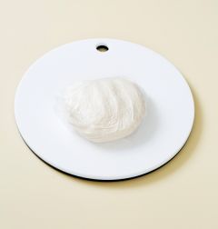 4. 볼에 분량의 수제비 반죽 재료를 넣고 섞어 한 덩어리로 뭉친다. 비닐봉지에 넣어 냉장고에서 30분정도 숙성시킨다.