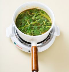 5. 냄비에 물 5컵을 넣고 양념장을 풀어 넣은 다음 아욱을 넣어 센 불로 끓인다. 국물이 끓으면 은근한 불로 줄이고 아욱이 누렇게 되도록 푹 끓인다.(Tip 은근한 불로 줄여 10분 정도 끓인다.)