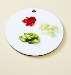 2. 대파, 풋고추, 홍고추는 어슷하게 썬다.