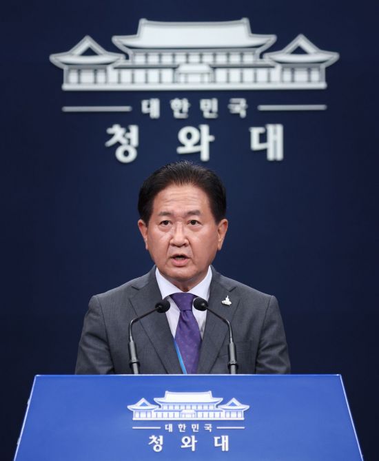 국가안전보장회의(NSC) 사무처장인 서주석 청와대 국가안보실 1차장이 24일 오후 청와대 춘추관 대브리핑룸에서 연평도 실종 공무원 피격 사망 관련 브리핑을 하고 있다.