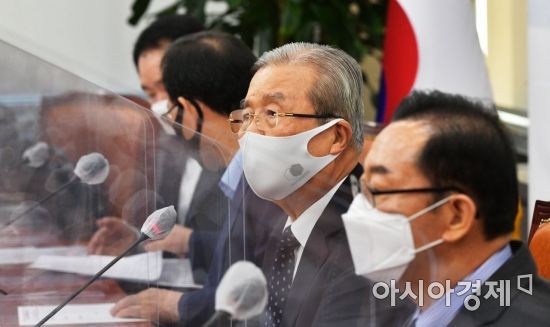 김종인 국민의힘 비대위원장이 28일 국회에서 열린 비상대책위원회의에 참석, 모두발언을 하고 있다./윤동주 기자 doso7@