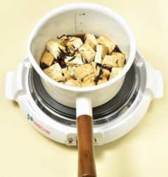 3. 조림장이 끓으면 두부를 넣은다음 끓기 시작하면 윤기나게 4~5분정도 조려 참기름을 넣어 섞는다.