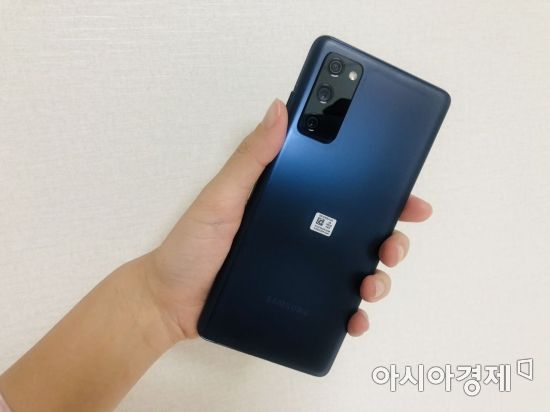 갤럭시S20 FE 후면은 플라스틱 소재에 갤럭시노트20와 같은 무광 헤이즈 공법으로 처리해 지문이 덜 묻어난다.