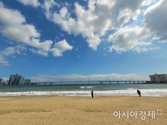 갤럭시S20 FE 광각 모드로 촬영한 광안리해수욕장
