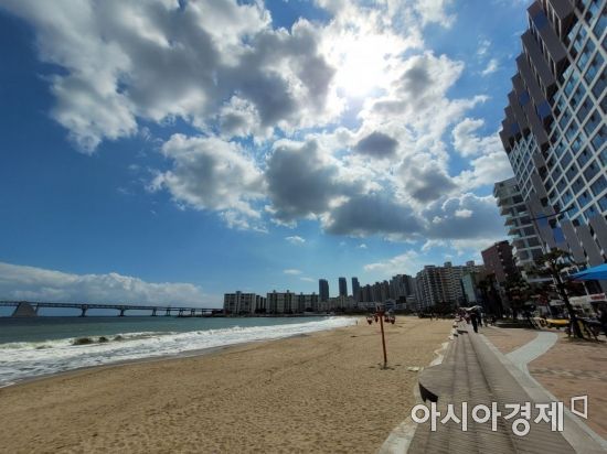 갤럭시S20 FE 광각 모드로 촬영한 광안리해수욕장