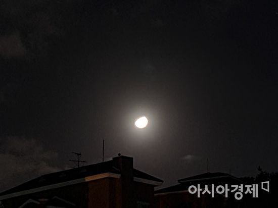 갤럭시S20 FE는 30배 줌까지 지원된다. 달 표면까지 담기는 어려웠지만 5배 이상 줌을 당겼을 때도 달이 선명하게 찍혔다.