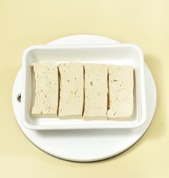1. 두부는 1.5cm 두께로 썰어서 소금을 뿌려 5분 정도 둔다.
