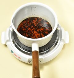 2. 팬에 식용유를 두르고 두부를 노릇노릇하게 구워 식힌 다음 깍두기 모양으로 썬다.냄비에 분량의 조림장 재료와 마른 톳을 넣어 끓인다.