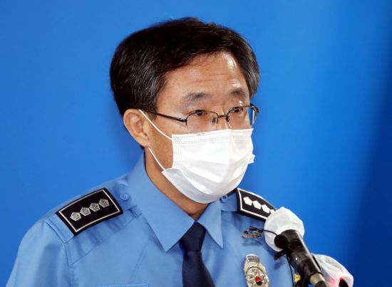 신동삼 인천해양경찰서 서장이 24일 오후 인천시 연수구 인천해양경찰서에서 '소연평도 실종 공무원 북한 피격 사건'에 대한 브리핑을 하고 있다. [이미지출처=연합뉴스]