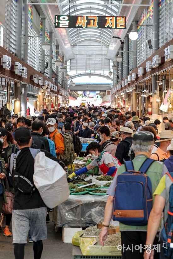 민족 최대 명절 '추석'을 사흘 앞둔 28일 서울 동대문구 청량리종합시장을 찾은 시민들이 장을 보고 있다./강진형 기자aymsdream@