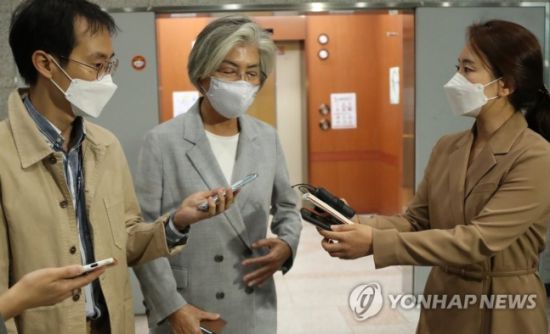 남편 미국행 논란에 "국민은 해외여행 자제하는데 송구"하다는 입장을 밝힌 강경화 외교부 장관이 4일 저녁 외교부 청사를 나서며 눈을 감고 취재진의 질문을 듣고 있다. [이미지출처=연합뉴스]