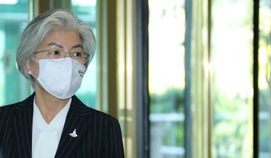 강경화 외교부 장관이 5일 오후 외부 일정을 마친 뒤 서울 종로구 도렴동 외교부 청사에 들어서고 있다. [이미지출처=연합뉴스]