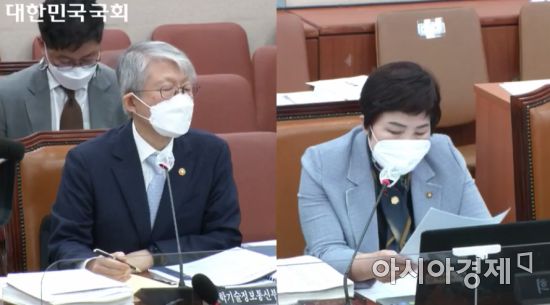 7일 7일 국회 과학기술정보방송통신위원회의 과기정통부 국정감사에서 전혜숙 의원(오른쪽)이 최기영 장관에게 질의하고 있다.