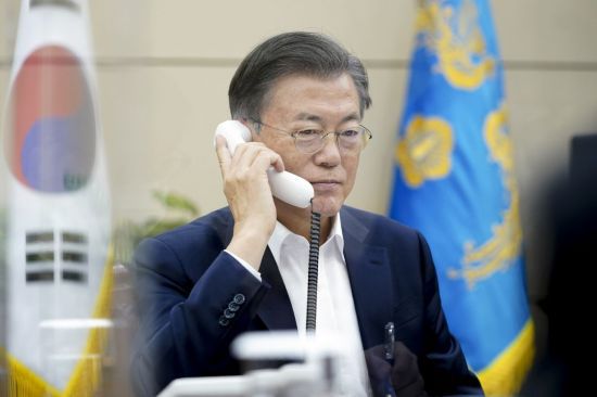 문재인 대통령이 6일 청와대 여민관에서 샤프카트 미르지요예프 우즈베키스탄 대통령과 전화 통화하고 있다. <사진=청와대 제공>