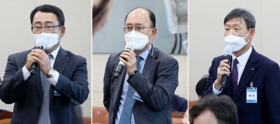 유영상 SK텔레콤 MNO 사업대표(왼쪽부터), 강국현 KT 커스터머 부문장, 황현식 LG유플러스 사장이 8일 오후 서울 여의도 국회에서 열린 과학기술정보방송통신위원회의 방송통신위원회에 대한 국정감사에서 각각 질의에 답변하고 있다.[이미지출처=연합뉴스]