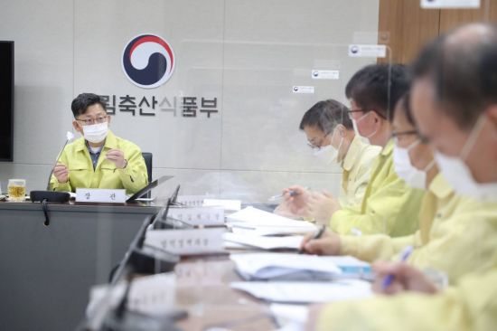 10일 실시한 아프리카돼지열병 상황회의에서 김현수 중앙사고수습본부장(왼쪽)이 발언하고 있다.