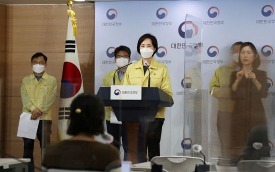 유은혜 부총리 겸 교육부 장관이 11일 정부서울청사에서 추석 연휴 특별 방역 기간 이후 학사 운영 방안에 대해 발표하고 있다. (제공=교육부)