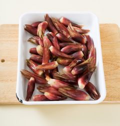 1.양하는 시들거나 상한 곳이 있으면 잎을 떼어내고 다듬어 씻어서 건져 물기를 뺀다.