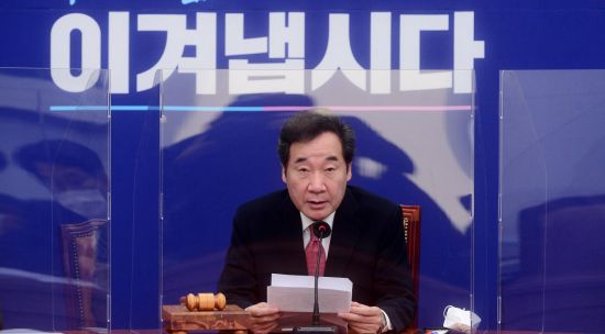 이낙연 더불어민주당 대표가 12일 오전 서울 여의도 국회에서 열린 최고위원회의에서 발언하고 있다. [이미지출처=연합뉴스]
