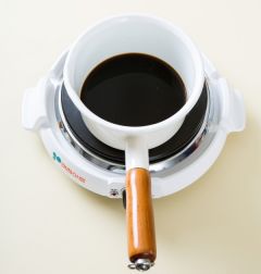 2. 장아찌 양념을 냄비에 넣어 팔팔 끓인다. (Tip 간장이 끓어 넘칠수 있으니 주의한다. 소주가 없다면 물로 대신해도 된다.)