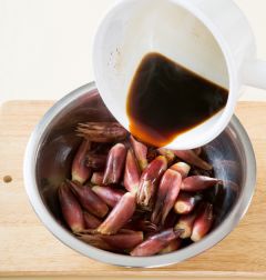 3.양하에 끓인 양념을 뜨거울 때 부어주고 한김이 식으면 밀폐용기에 담아준다. 
(Tip1주일 정도 지나 간이 베이면 뿌리쪽을 잘라내고 한잎씩 떼어지게 그릇에 담는다.)