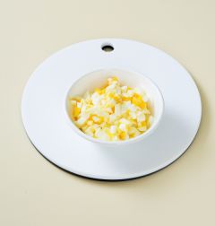 2. 달걀은 끓는 물에 소금을 넣고 13분 정도 삶아서 찬물에 식혀서 껍데기를 까서 굵게 으깬다.