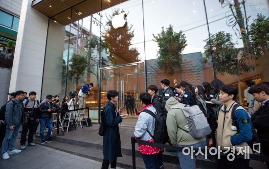 아이폰11 국내 출시일인 25일 서울 강남구 애플 가로수길 매장을 찾은 고객들이 아이폰11을 구매하기 위해 줄을 서고 있다./강진형 기자aymsdream@