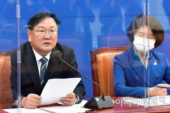 김태년 더불어민주당 원내대표가 13일 국회에서 열린 국정감사 대책회의에 참석, 모두발언을 하고 있다./윤동주 기자 doso7@