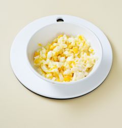 3. 감자와 달걀에 마요네즈, 설탕, 소금, 후춧가루를 넣어 섞는다.