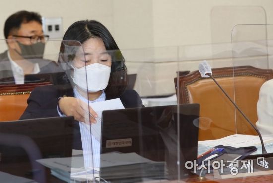 윤미향 더불어민주당 의원이 14일 국회에서 열린 환경노동위원회의에 중앙환경분쟁조정위원회 등에 대한 국정감사에 참석, 자료를 정리하고 있다./윤동주 기자 doso7@