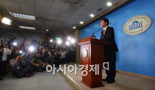 유승민 전 새누리당 원내대표가 지난 2015년 7월8일 국회 정론관에서 사퇴 기자회견을 하고 있다. / 사진=아시아경제DB