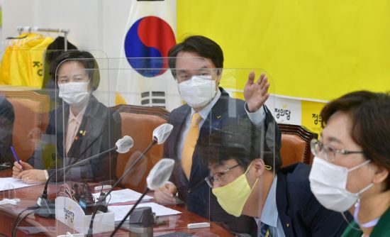 김종철 정의당 대표가 15일 오전 서울 여의도 국회에서 열린 대표단회의에서 발언하고 있다. / 사진=연합뉴스