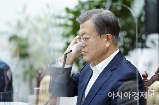 문재인 대통령이 19일 청와대 여민관에서 무히딘 야신 말레이시아 총리와 전화 통화하고 있다.