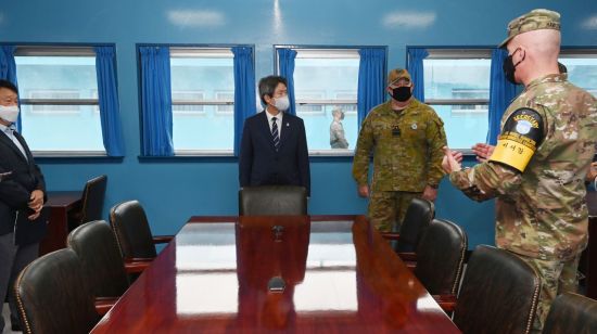 판문점을 방문한 이인영 통일부 장관(가운데) 판문점 군정위회의실에서 JSA 관계장교로부터 설명을 듣고 있다.