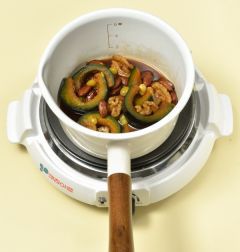 4. 호두, 은행, 통아몬드를 넣어 5분 정도 윤기나게 조린다.