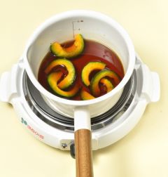 3. 냄비에 분량의 조림장 재료를 모두 넣어 끓인다. 바글바글 끓으면 단호박을 넣어 5분 정도 조린다.