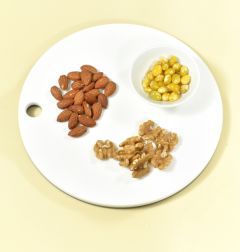 2. 은행은 속껍질을 벗겨내고 호두와 통아몬드는 그대로 준비한다.