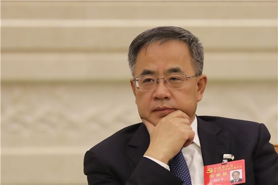 중국 공산당 19차 전국대표대회(당대회)에 참석한 후춘화 광둥성 당서기가 생각에 잠겨 있다. [사진=EPA연합]