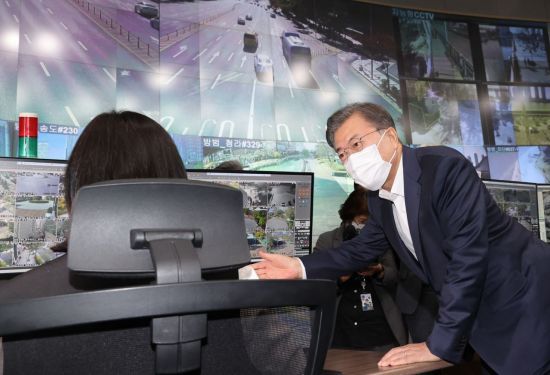문재인 대통령이 22일 오후 인천 송도의 스마트시티 통합운영센터를 시찰하고 있다.