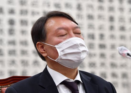 윤석열 검찰총장이 22일 오전 서울 여의도 국회 법제사법위원회에서 열린 대검찰청 국정감사에서 잠시 눈을 감고 생각에 잠겨 있다. [이미지출처=연합뉴스]