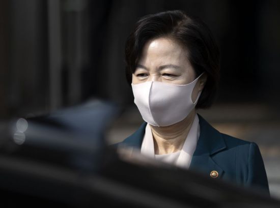 추미애 법무부 장관이 22일 오후 경기도 정부과천청사 법무부 청사를 나서고 있다. [이미지출처=연합뉴스]