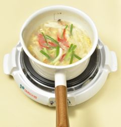 5. 실파, 홍고추, 다진 마늘을 넣고 소금과 후춧가루로 간을 한다.