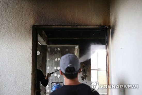 화재가 발생한 인천시 미추홀구 한 빌라에서 지난달 17일 오전 물청소 작업이 진행되고 있다. / 사진=연합뉴스