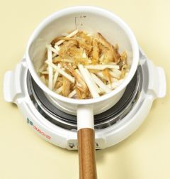 3. 냄비에 황태채와 무를 넣어 중불에 볶다가 물 3컵을 넣어 끓인다.