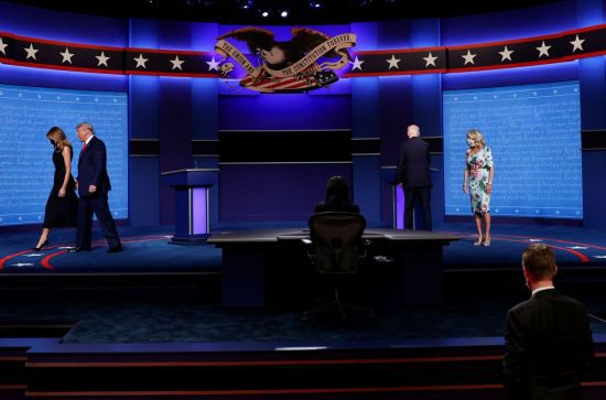 TV토론을 마치고 두 후보가 부인과 함께 퇴장하고 있다. [이미지출처=로이터연합뉴스]