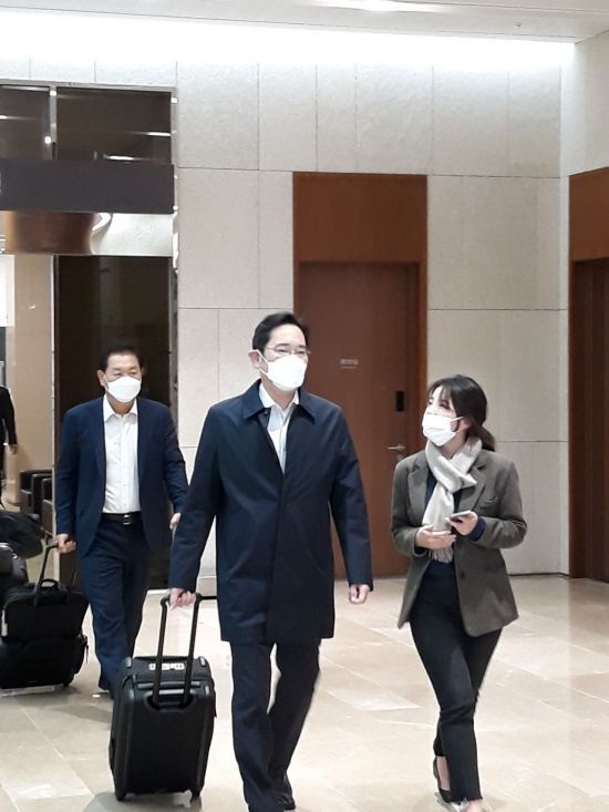 5일 간의 베트남 출장일정을 마친 이재용 삼성전자 부회장이 23일 오전 서울김포공항을 통해 입국하고 있다. /이동우 기자 dwlee@