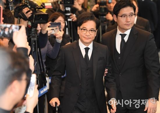이재현 CJ그룹 회장이 20일 서울 송파구 서울아산병원 장례식장에 마련된 고 신격호 롯데그룹 명예회장 빈소에서 조문을 마친 후 나오고 있다./강진형 기자aymsdream@