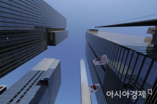 이건희 삼성그룹 회장이 별세한 25일 서울 서초구 삼성전자 사옥의 깃발이 바람에 휘날리고 있다./윤동주 기자 doso7@